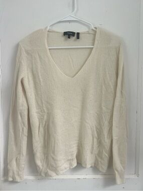 Theory Adrianna Cashmere V-Neck Sweater Off white Beige
SIZE S $298